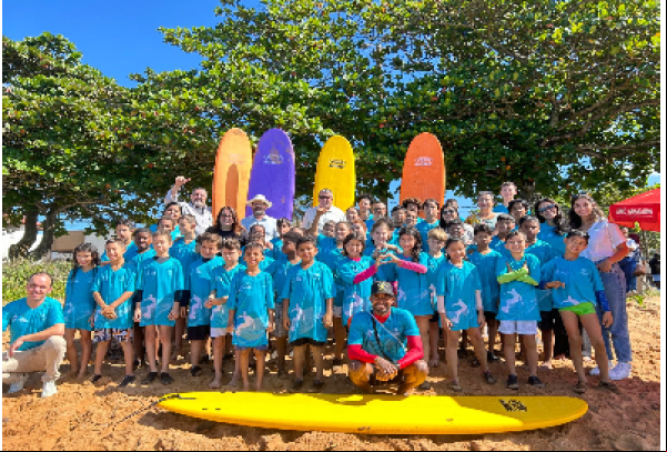 Escolinha de surfe Onda Cidadã recebe novos materiais esportivos na Praia da Barra do Sahy